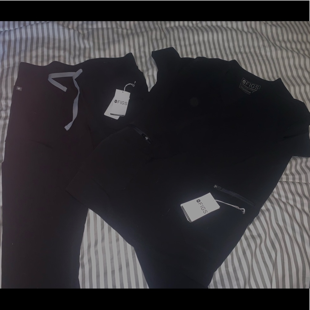 NWT Figs Scrub Set (Top +Jogger pants)